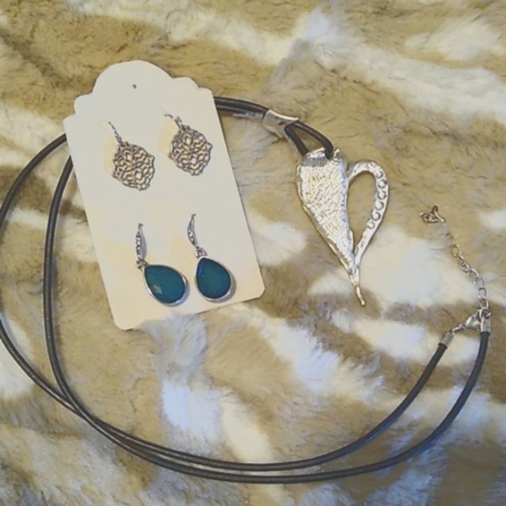 🟢 Jewelry Bundle, (Necklace & 2 pairs of earrings)